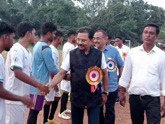 करचोरी आणि 'ऑफ-द-बुक' व्यवहारांच्या आरोपावरून आयकर अधिकाऱ्यांनी 6 डिसेंबर रोजी छापे टाकले होते. सूत्रांनी पीटीआयला सांगितलं की, आतापर्यंत आयकर विभाग आणि विविध बँकांमधील सुमारे 80 लोकांच्या नऊ टीम मोजणीत सहभागी होत्या, जे दिवसांचे 24 तास, आठवड्याचे सातही दिवस काम करत होते.