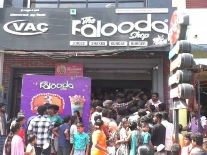 The crowd thumped on the information that Baluda Ice Cream was on offer for 50 paise 50 பைசாவிற்கு ஐஸ்கிரீம்! கட்டுக்கடங்காமல் வந்த கூட்டம்! கடையை மூடிய போலீஸ் - கரூரில் பரபரப்பு