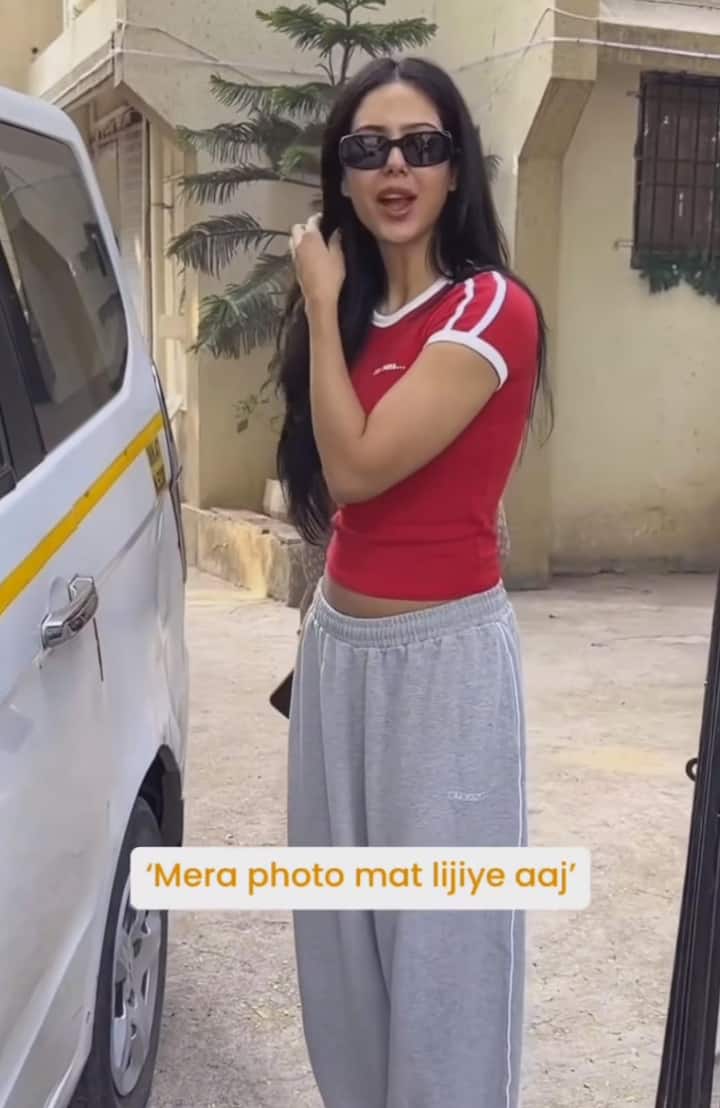 ਸੋਨਮ ਬਾਜਵਾ ਪੰਜਾਬੀ ਇੰਡਸਟਰੀ ਦੀ ਟੌਪ ਅਭਿਨੇਤਰੀ ਹੈ। ਉਹ ਆਪਣੀ ਖੂਬਸੂਰਤੀ ਕਰਕੇ ਅਕਸਰ ਹੀ ਚਰਚਾ 'ਚ ਰਹਿੰਦੀ ਹੈ। ਉਹ ਫੈਨਜ਼ ਨਾਲ ਹਰ ਰੋਜ਼ ਆਪਣੀਆਂ ਖੂਬਸੂਰਤ ਤਸਵੀਰਾਂ ਸ਼ੇਅਰ ਕਰਦੀ ਰਹਿੰਦੀ ਹੈ।