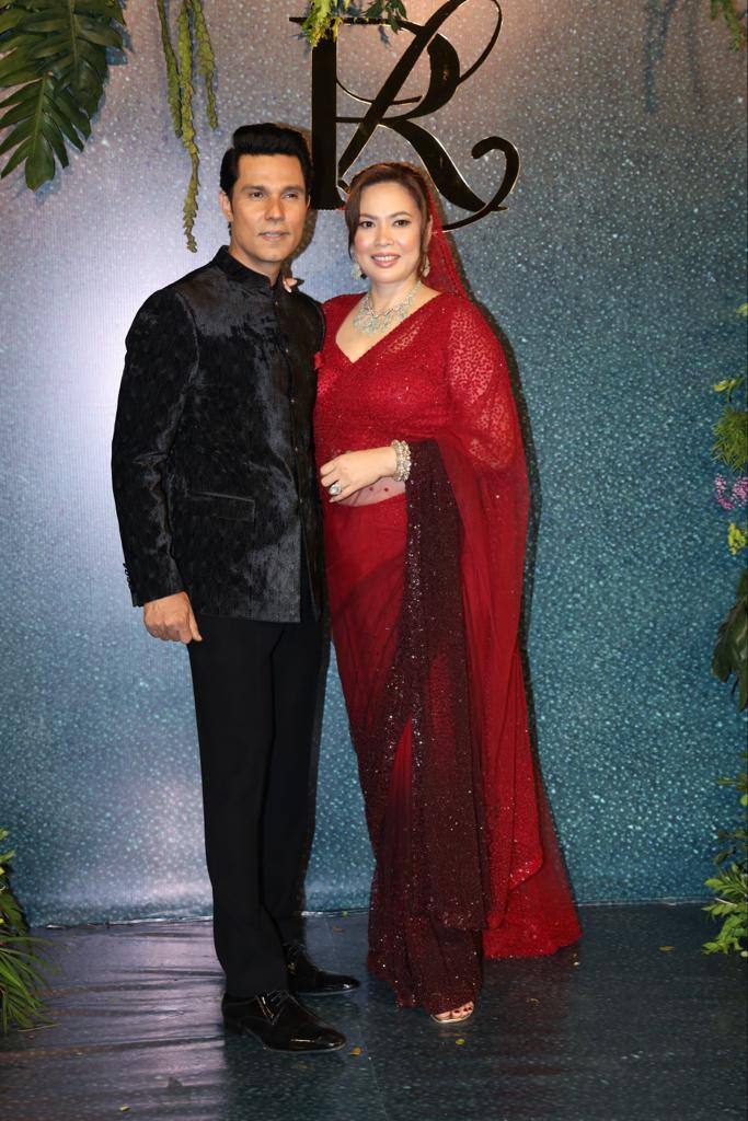 रणदीप हुड्डा और लिन लैशराम ने शादी के आज मुंबई में एक रिसेप्शन रखा. जिसमें बी-टाउन के कई बड़े सितारे शामिल हुए.