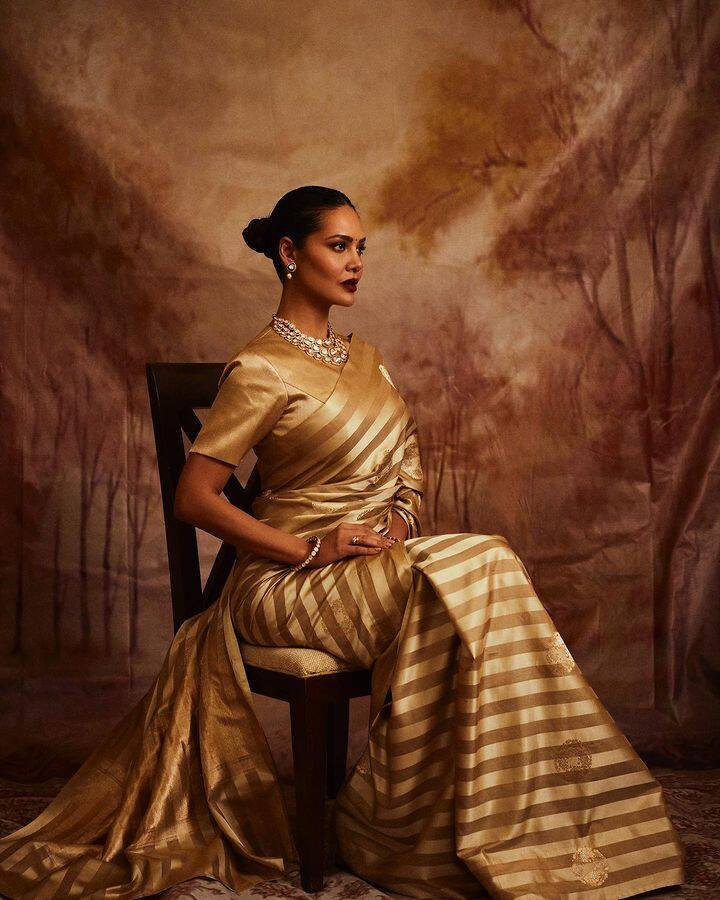 पुन्हा एकदा ईशा गुप्ताचा ग्लॅमरस लूक इंटरनेटवर धुमाकूळ घालत आहे. ईशा गुप्ताच्या लेटेस्ट लूकबद्दल बोलायचे झाले तर ईशा गुप्ता स्टायलिश आउटफिट्समध्ये धुमाकूळ घालत आहे.