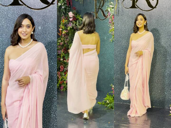 कपल के वेडिंग रिसेप्शन में बॉलीवुड की कई हस्तियां शामिल हुई हैं. जिनमें से एक एक्ट्रेस सयानी गुप्ता हैं. रणदीप और लिन के रिसेप्शन के लिए सयानी ने लाइट पिंक कलर की साड़ी पहनी. साड़ी के साथ उन्होंने मैचिंग बैकलेस ब्लाउज पहना जो उन्हें काफी ग्लैमरस लुक दे रहा था. इसके साथ एक्ट्रेस ने बीड्स सेट और मैचिंग पोटली कैरी की.