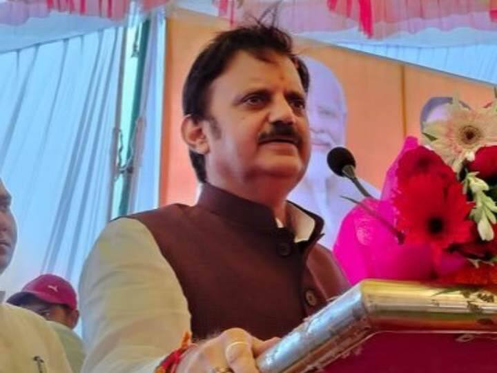 मध्य प्रदेश सरकार में दो डिप्टी सीएम होंगे. बीजेपी ने विधायक दल की बैठक के बाद कहा कि राजेंद्र शुक्ला और जगदीश देवड़ा को उप-मुख्यमंत्री बनाया गया है.