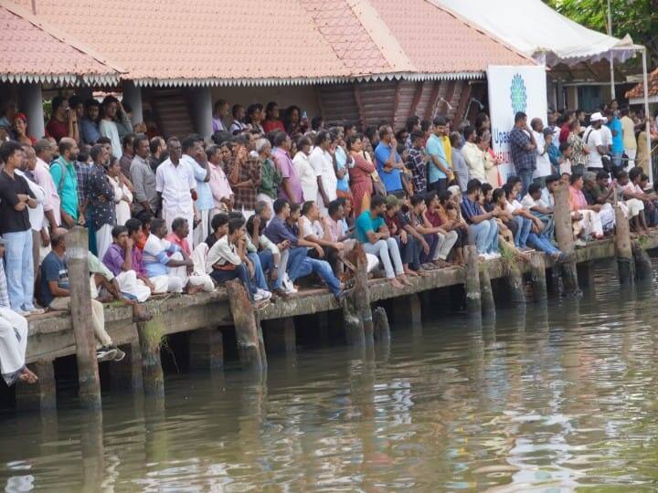 படகு போட்டியை உற்சாகமாக ரசித்த பார்வையாளர்கள்.