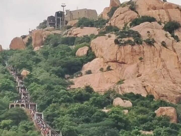 Following my grandfather's plea for world peace and for people to live without hunger 1017 படிக்கட்டுகளை உருண்டு மலையேறி சாமி தரிசனம் செய்த இளைஞர் - இப்படி ஒரு நல்லெண்ணமா?