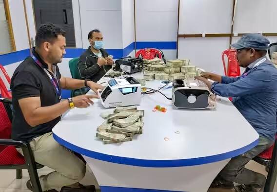 जप्त केलेली रोकड मोजण्यासाठी आयकर विभागानं आणखी 40 नोटा मोजण्याच्या मशीन मागवल्या आहेत. तसेच, 3 बँकांच्या कर्मचाऱ्यांना पाचारण करण्यात आलं आहे.