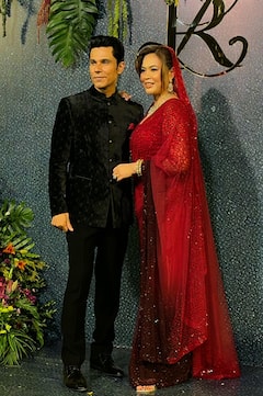 Randeep-Lin Pics: वेडिंग रिसेप्शन में पत्नी लिन का हाथ थामकर पहुंचे रणदीप हुड्डा, मैरून साड़ी में सिर पर पल्ला लिए बेहद खूबसूरत दिखीं एक्टर की दुल्हन