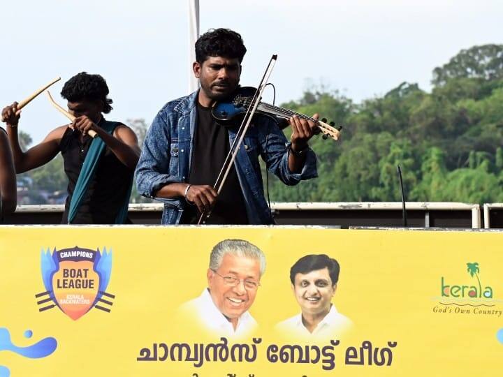படகு போட்டி நடைபெறும் போது கேரள பாரம்பரிய இசைகளுடன் வயலின் வாசித்துக் கொண்டிருந்தனர்.