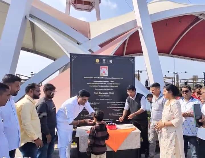 एक वर्षापूर्वी ज्या ठिकाणी पंतप्रधान नरेंद्र मोदी यांनी मुख्यमंत्री एकनाथ शिंदे, उपमुख्यमंत्री देवेंद्र यांच्या हस्ते नागपूर येथील टोलवर उद्घाटन करुन हा महामार्ग सुरू केला  होता.