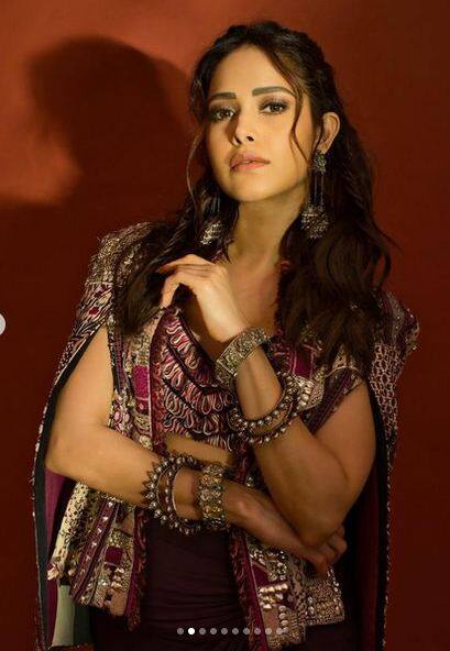 ਹਾਲ ਹੀ ਵਿੱਚ ਨੁਸਰਤ ਭਰੂਜਾ ਨੇ ਜੋ ਤਾਜ਼ਾ ਤਸਵੀਰਾਂ ਸ਼ੇਅਰ ਕੀਤੀਆਂ ਹਨ, ਉਨ੍ਹਾਂ 'ਚ ਉਸ ਨੇ ਬਹੁਤ ਹੀ ਖੂਬਸੂਰਤ ਮੈਰੂਨ ਰੰਗ ਦੀ ਡਰੈੱਸ ਪਾਈ ਹੋਈ ਹੈ। ਉਸ ਦਾ ਇਹ ਪਹਿਰਾਵਾ ਬਹੁਤ ਸੁੰਦਰ ਹੈ।