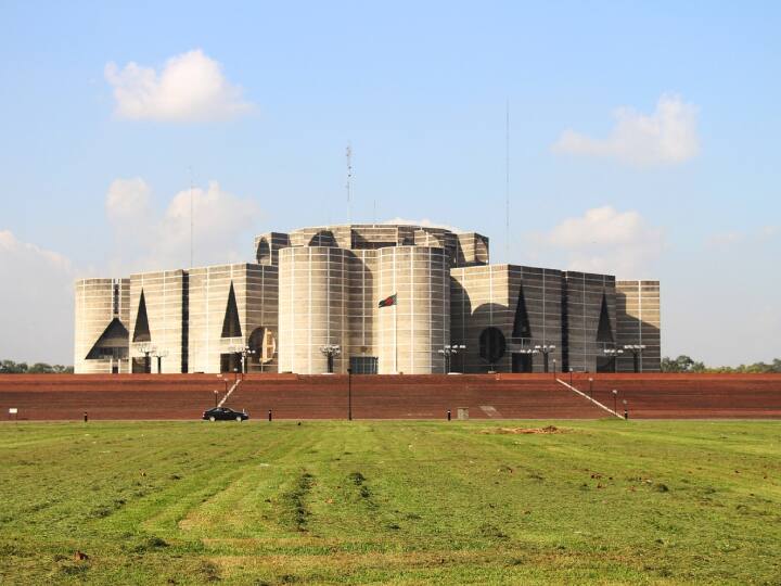 पड़ोसी देश बांग्लादेश चावल से लेकर गेहूं जैसे अनाजों के लिए भारत पर काफी निर्भर करता है. भारत ने बांग्लादेश को 16.1 बिलियन डॉलर का निर्यात किया. ये भारत के कुल निर्यात का 3.8 फीसदी के बराबर था. भारत ने बांग्लादेश को सबसे ज्यादा 5.5 बिलियन डॉलर के कृषि उत्पादों का निर्यात किया.