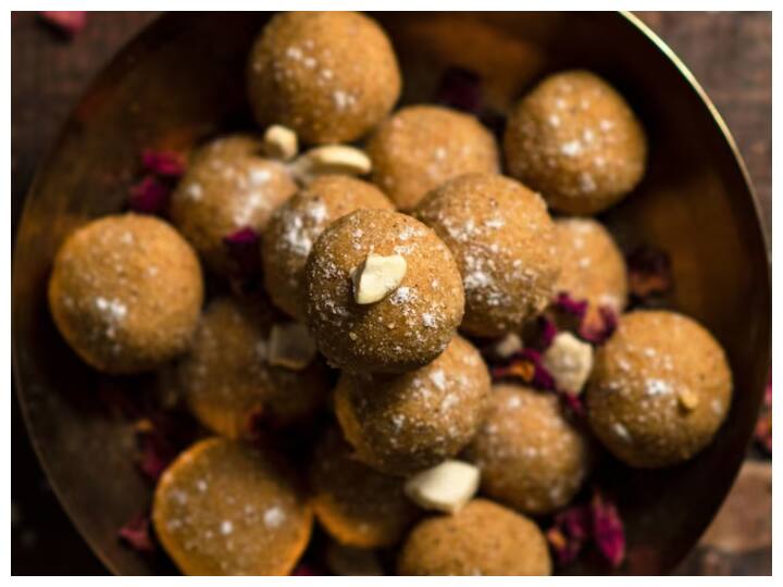 सर्दी के मौसम में एक गोंद के लड्डू खाना बहुत ही फायदेमंद होता है. और सर्दी-खांसी जैसी समस्याओं से बचा जा सकता है.आइए जानते हैं सर्दियों में रोजाना एक गोंद के लड्डू खाने से किन बीमारियों से बचा जा सकता है.