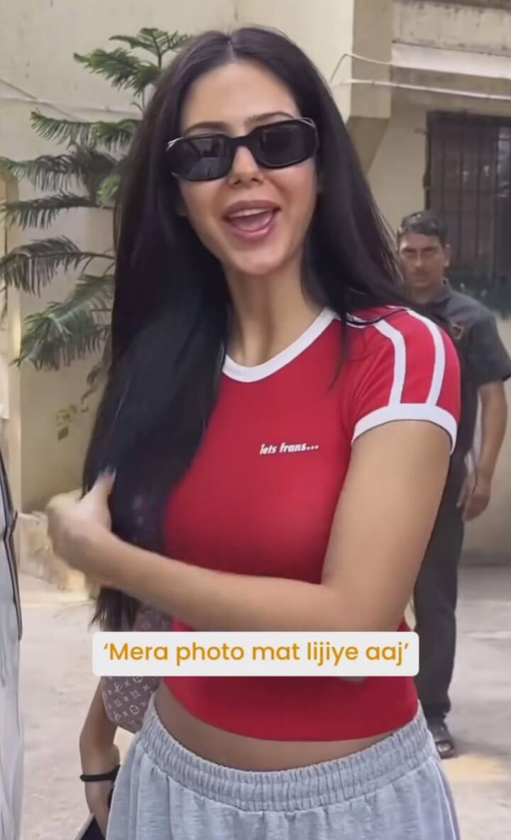 ਉਹ ਆਪਣੀ ਇਸ ਨਵੀਂ ਲੁੱਕ ਨੂੰ ਪਬਲਿਕ ਨਹੀਂ ਕਰਨਾ ਚਾਹੁੰਦੀ ਸੀ, ਇਸ ਲਈ ਉਸ ਨੇ ਪੱਤਰਕਾਰਾਂ ਨੂੰ ਬੇਨਤੀ ਕੀਤੀ ਕਿ ਉਹ ਉਸ ਨੂੰ ਸ਼ੂਟ ਨਾ ਕਰਨ। ਇਸ 'ਤੇ ਪੱਤਰਕਾਰ ਨੇ ਵੀ ਅੱਗੋਂ ਮੁਸਕਰਾ ਕੇ ਕਿਹਾ 'ਠੀਕ ਹੈ।'