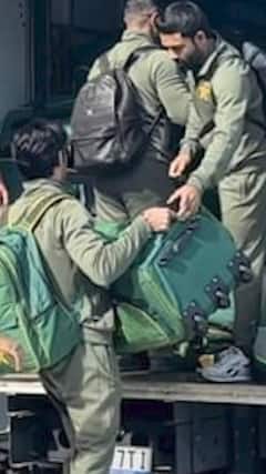 खुद उठा रहे हैं पाकिस्तानी खिलाड़ी अपना सामान | Sports LIVE