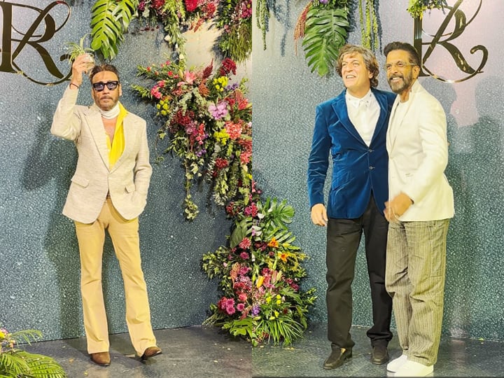 रणदीप हुड्डा के वेडिंग रिसेप्शन में जैकी श्रॉफ, जावेद जाफरी और चंकी पांडे भी पहुंचे. इस दौरान जैकी श्रॉफ को हाथ में एक पौधे के साथ पोज देते देखा गया.