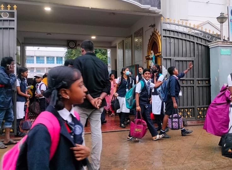 Schools, Colleges Reopening after 10 days; Start of survey work Cyclone Michaung Chennai Floods Schools, Colleges Reopen: 10 நாட்களுக்குப் பிறகு பள்ளி, கல்லூரிகள் திறப்பு: மாணவர்களுக்கு பாதிப்பு.. கணக்கெடுப்புப் பணிகள் தொடக்கம்..