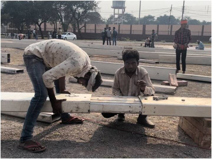 शपथ ग्रहण के मुख्य स्टेज के लिए डोम खड़ा किया जा रहा है. अगले 24 घंटे में डोम पूरी तरह तैयार हो जाएगा. इस काम में कर्मचारी लगे हुए हैं.