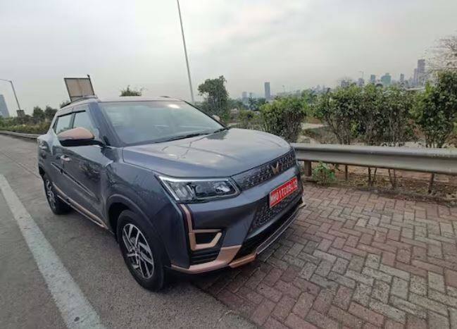 ਮਹਿੰਦਰਾ ਐਂਡ ਮਹਿੰਦਰਾ ਆਪਣੇ XUV300 ਅਤੇ ਇਸਦੇ ਇਲੈਕਟ੍ਰਿਕ ਵੇਰੀਐਂਟ 400 'ਤੇ ਭਾਰੀ ਛੋਟ ਦੇ ਰਹੀ ਹੈ, ਜੋ ਕਿ 4.2 ਲੱਖ ਰੁਪਏ ਤੱਕ ਹੈ।