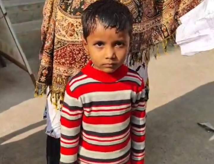 हालात यह है कि यहां के लोग बंदरों के आतंक से इतने दहशत में हैं कि खुद को सुरक्षित रखने के लिए घरों में कैद होकर रहने को मजबूर हैं.