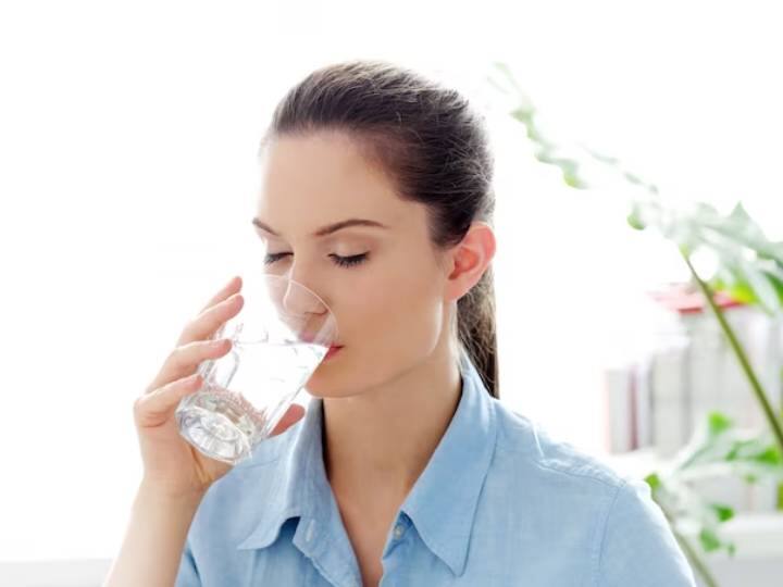 अब सवाल यह उठता है कि आखिर पानी पीने का सही तरीका है क्या? और दूसरा और महत्वपूर्ण सवाल न्यू मॉमी को कितना पानी पीना चाहिए?डाक्टर्स के मुताबिक कभी भी एक साथ ढ़ेर सारा पानी नही पीना चाहिए बल्कि शिप- शिप करके पानी पीना चाहिए. आराम आराम से पानी पीने से आपके शरीर और स्किन को पानी मिल जाता है जितना जरूरी होता है. पानी बैठकर और आराम से पीना चाहिए.