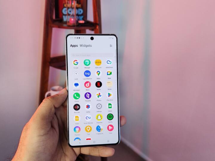 स्मार्टफोन में 6.78 इंच की LTPO अमोलेड डिस्प्ले 144hz के रिफ्रेश रेट के साथ मिलेगी. कीमत की बात करें तो ये फोन 2 स्टोरेज ऑप्शन में उपलब्ध होगा जिसमें 12/256GB और 16/512GB है. बेस यानि 12/256GB की कीमत 52,999 रुपये है जबकि 16/512GB वेरिएंट को आप 57,999 रुपये है.