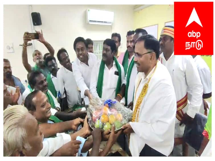 Mayiladuthurai Collector who received the relief farmers who came and gave thanks by playing the drum beat TNN நிவாரணம் பெற்றுத்தந்த ஆட்சியர் - மேளதாள முழங்க சீர்வரிசை எடுத்து வந்து நன்றி தெரிவித்த விவசாயிகள் - மயிலாடுதுறையில் நெகிழ்ச்சி