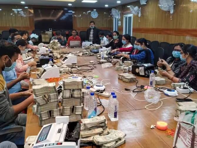 IT Raid On Dhiraj Prasad Sahu 353 Crore Cash Recovered 3 Bank 40 Currency  Counting Machines See Photos Know More Updates | IT Raid On Dhiraj Prasad  Sahu: 3 बँकांचे कर्मचारी अन्