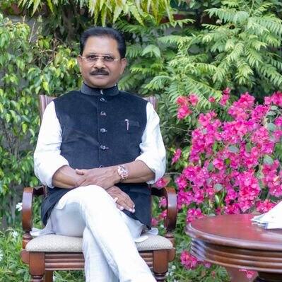 कांग्रेस राज्यसभा सांसद धीरज साहू के झारखंड, ओडिशा, पश्चिम बंगाल में 9 ठिकानों पर इनकम टैक्स की छापेमारी अपने अंतिम चरण में है. रांची में साहू के घर पर अभी भी गिनती जारी है इसके अलावा सभी जगहों पर लगभग गिनती पूरी कर ली गई है. अभी तक लगभग 353.5 करोड़ रुपए की नकदी बरामद हुई है और रांची वाले घर पर अभी भी नोट गिने जा रहे है.