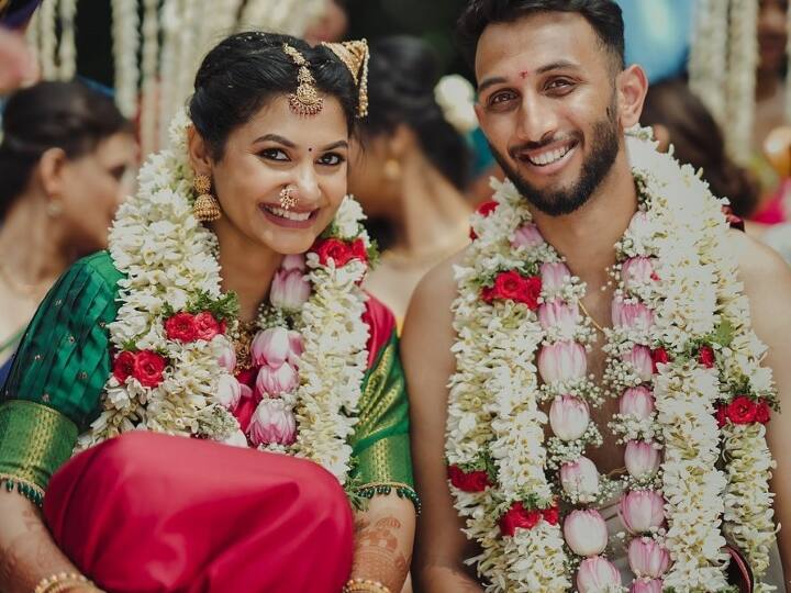 भारतीय तेज़ गेंदबाज़ प्रसिद्ध कृष्णा ने 08 जून, 2023 को रचना से शादी की थी. कृष्णा जिस वक़्त इंजरी के चलते टीम से बाहर चल रहे थे, तभी उन्होंने शादी की थी.