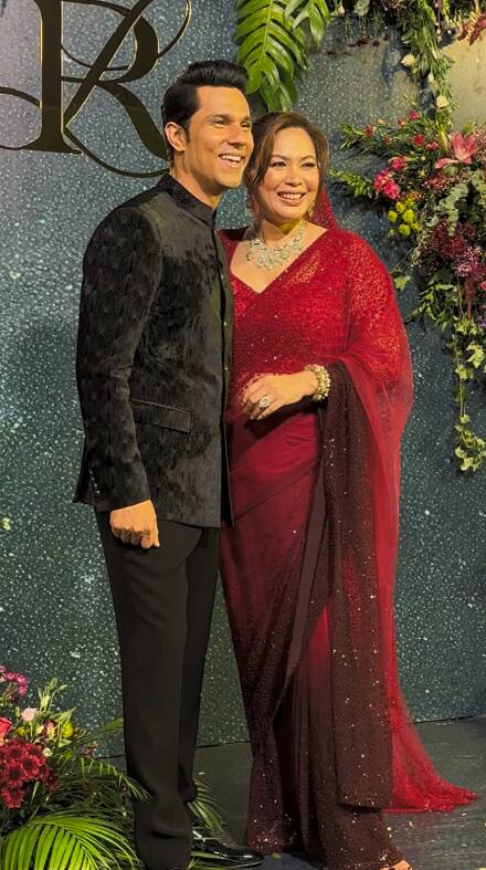 लिन ने इस दौरान मैरून साड़ी कैरी की थी. साड़ी के साथ उन्होंने एक दुप्ट्टा भी लिया था. जो लिन ने सिर पर ओढ़ रखा था.
