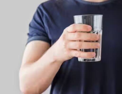 ਤੁਸੀਂ ਅਕਸਰ ਬਜ਼ੁਰਗਾਂ ਤੋਂ ਸੁਣਿਆ ਹੋਵੇਗਾ ਕਿ ਜਣੇਪੇ ਤੋਂ ਬਾਅਦ ਸਿਰਫ ਗਰਮ ਪਾਣੀ ਹੀ ਪੀਣਾ ਚਾਹੀਦਾ ਹੈ। ਹੁਣ ਇਸ ਬਾਰੇ ਡਾਕਟਰਾਂ ਦਾ ਕੀ ਕਹਿਣਾ ਹੈ? ਡਾਕਟਰਾਂ ਮੁਤਾਬਕ ਡਿਲੀਵਰੀ ਦੇ ਕਮਰੇ ਦੇ ਤਾਪਮਾਨ ਦੇ ਹਿਸਾਬ ਨਾਲ ਹੀ ਪਾਣੀ ਪੀਣਾ ਚਾਹੀਦਾ ਹੈ। ਬਹੁਤ ਜ਼ਿਆਦਾ ਠੰਡਾ ਜਾਂ ਗਰਮ ਪਾਣੀ ਪੀਣਾ ਸਰੀਰ ਲਈ ਹਾਨੀਕਾਰਕ ਸਾਬਤ ਹੋ ਸਕਦਾ ਹੈ। ਇਸ ਲਈ ਜਦੋਂ ਵੀ ਪਾਣੀ ਪੀਓ ਤਾਂ ਕਮਰੇ ਦੇ ਤਾਪਮਾਨ ਅਨੁਸਾਰ ਹੀ ਪੀਓ।