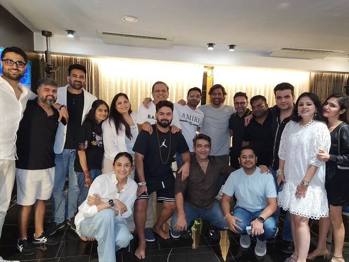 MS Dhoni party with Rishabh Pant Parthiv Patel and Zaheer Khan Video photos Watch: पार्टी मोड में एमएस धोनी, ऋषभ पंत समेत ये दो पूर्व क्रिकेटर्स भी आए नजर; तस्वीरें वायरल