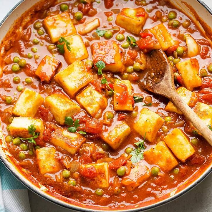 ਪਨੀਰ ਤੋਂ ਬਣੀਆਂ ਕਈ ਡਿਸ਼ ਜਿਵੇਂ ਸ਼ਾਹੀ ਪਨੀਰ, ਪਾਲਕ ਪਨੀਰ, ਚੀਸ ਚਿਲੀ ਆਦਿ ਕਈ ਰੈਸਟੋਰੈਂਟ ਵਿੱਚ ਬਹੁਤ ਸ਼ੌਕ ਨਾਲ ਲੋਕਾਂ ਵੱਲੋਂ ਖਾਇਆ ਜਾਂਦਾ ਹੈ।