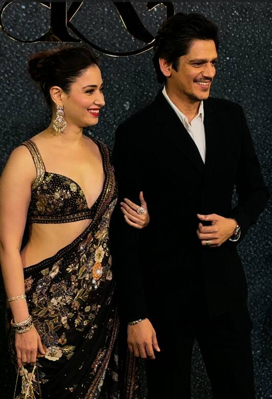 वहीं तमन्ना भाटिया इस दौरान फ्लोरल साड़ी में नजर आई. जिसे उन्होंने स्टाइलिश डीपनेक ब्लाउज के साथ कैरी किया था.