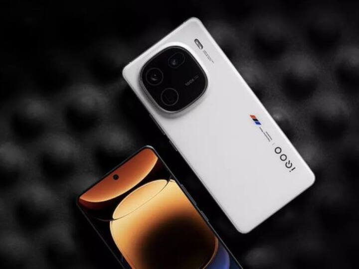 कल शाम 5 बजे भारत का पहला स्नैपड्रैगन 8 जेन 3 SOC से लैस स्मार्टफोन लॉन्च होगा. आप IQOO 12 5G को ई-कॉमर्स वेबसाइट अमेजन के माध्यम से खरीद पाएंगे. ऐसे ग्राहक जिन्होंने फोन को पहले से प्री-बुक किया है वो अन्य लोगों से एक दिन पहले फोन को खरीद पाएंगे.