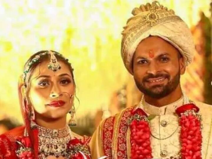 भारतीय पेसर मुकेश कुमार ने हाल ही में 28 नवंबर को शादी की थी. मुकेश ने दिव्या सिंह से शादी की.