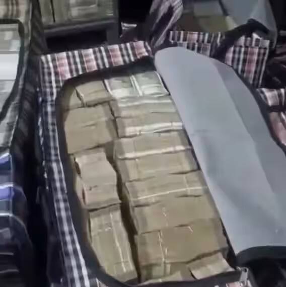 सुरक्षा कर्मचारी, ड्रायव्हर आणि इतर कर्मचार्यांसह 200 अधिकाऱ्यांची आणखी एक टीम जप्त करण्यात आलेली रोकड मोजणीच्या कामात सामील झाली. सूत्रांनी सांगितलं की, ओदिशातील विविध बँक शाखांमध्ये रोख रक्कम ठेवण्यासाठी सुमारे 200 पिशव्या आणि बॉक्स वापरण्यात आलं आहे.