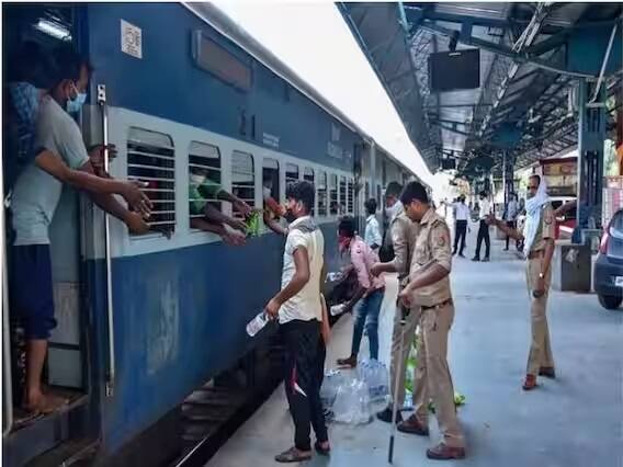 પરંતુ, જ્યારે પીએનઆરમાં બે ટિકિટોમાંથી એક કન્ફર્મ થાય છે અને બીજી નથી ત્યારે મૂંઝવણ ઊભી થાય છે. આવી સ્થિતિમાં ઓનલાઈન ખરીદેલી અન્ય ટિકિટોનું શું થશે? અમે તમને આ સંબંધિત નિયમો વિશે માહિતી આપી રહ્યા છીએ.