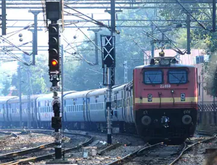 Railway changed 8 trains Route due to technical work in Ratlam division see complete list ANN Railway News: यात्री कृपया ध्यान दें! रतलाम मंडल में तकनीकी काम की वजह से 8 ट्रेनों का बदला रूट, यहां देखें पूरी लिस्ट