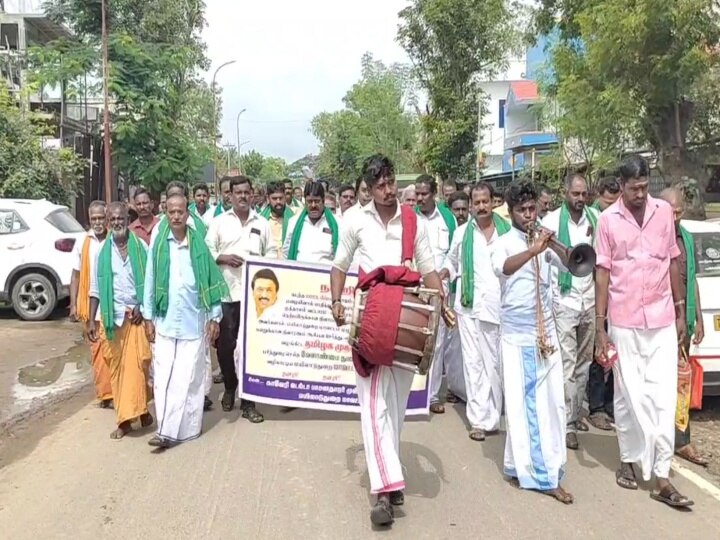 நிவாரணம் பெற்றுத்தந்த ஆட்சியர் - மேளதாள முழங்க சீர்வரிசை எடுத்து வந்து நன்றி தெரிவித்த விவசாயிகள் - மயிலாடுதுறையில் நெகிழ்ச்சி