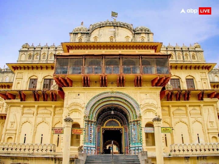 अयोध्या के उत्तरपूर्व में बना यह विशाल कनक मंदिर अपनी अनोखी कलाकृति के लिए प्रसिद्ध है. पौराणिक मान्यता है कि कैकेयी ने अपनी बहू माता सीता को ये भवन मुंह दिखाई में दिया था.