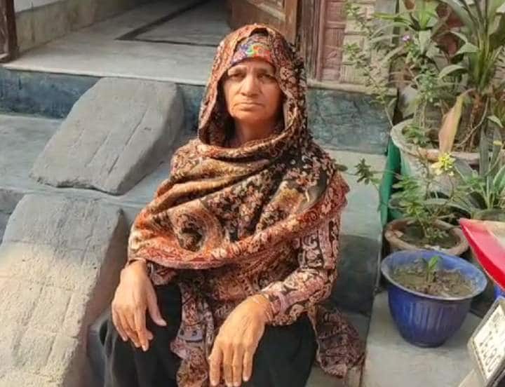 पीड़ितों की तस्वीरों को देख कर अंदाजा लगाया जा सकता है कि किस तरीके से बंदरों ने महिलाओं एवं मासूम बच्चों को निशाना बनाया है. ज्यादातर यह बंदर मासूम बच्चों, बुजुर्गों और महिलाओं के चहरे पर हमला करते हैं. बंदरों की शिकार में कई महिलाएं भी शामिल हैं, जिनमें से किसी के हाथों पर पट्टी बंधी है और कई को शरीर पर कई जख्म बने हुए हैं तो कई के चेहरे को चोट पहुंचाई गई है.