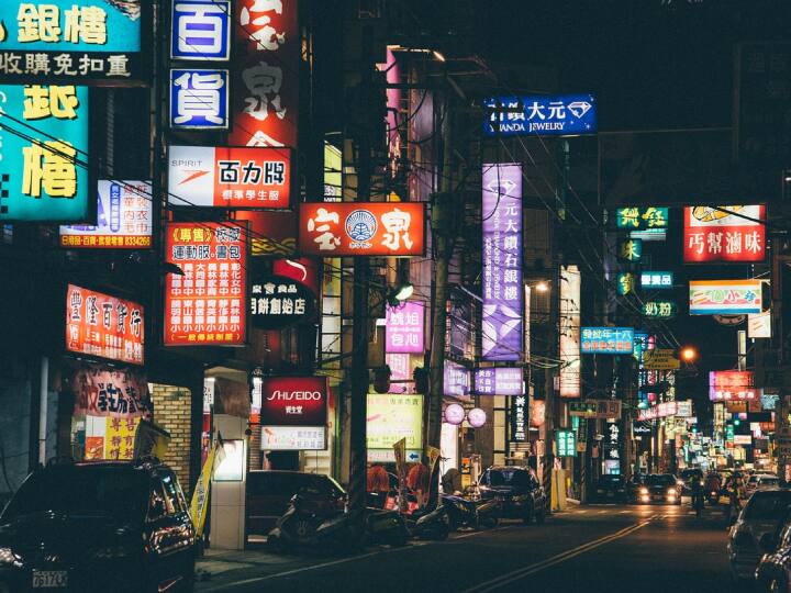 साल 2022-23 में चीन के साथ कारोबार 1.5 प्रतिशत घटकर 113.83 अरब डॉलर रहा है. 2021-22 में भारत और चीन के बीच 115.42 अरब डॉलर का कारोबार हुआ था. साल 2022-23 में भारत से चीन का निर्यात 28 प्रतिशत बढ़कर 15.32 अरब डॉलर तक पहुंच गया है.