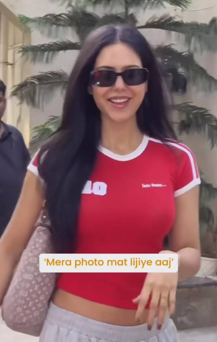 ਹੁਣ ਦੇਖਣ ਵਾਲੀ ਗੱਲ ਇਹ ਹੈ ਕਿ ਸੋਨਮ ਆਪਣੀ ਨਵੀਂ ਲੁੱਕ ਫਿਲਹਾਲ ਕਿਸੇ ਨਾਲ ਸ਼ੇਅਰ ਨਹੀਂ ਕਰਨਾ ਚਾਹੁੰਦੀ। ਇਸ ਦੇ ਪਿੱਛੇ ਇਹ ਵਜ੍ਹਾ ਹੋ ਸਕਦੀ ਹੈ ਕਿ ਸੋਨਮ ਕਿਸੇ ਨਵੀਂ ਫਿਲਮ 'ਚ ਕੰਮ ਕਰ ਰਹੀ ਹੈ, ਜਿਸ ਕਰਕੇ ਉਹ ਆਪਣੇ ਲੁੱਕ ਨੂੰ ਰਿਵੀਲ ਨਹੀਂ ਕਰ ਰਹੀ ਹੈ। ਹੁਣ ਸੋਨਮ ਨੇ ਕਿਸ ਫਿਲਮ ਲਈ ਆਪਣੇ ਲੁੱਕ ਨੂੰ ਚੇਂਜ ਕੀਤਾ ਹੈ, ਇਹ ਤਾਂ ਆਉਣ ਵਾਲਾ ਸਮਾਂ ਹੀ ਦੱਸੇਗਾ।