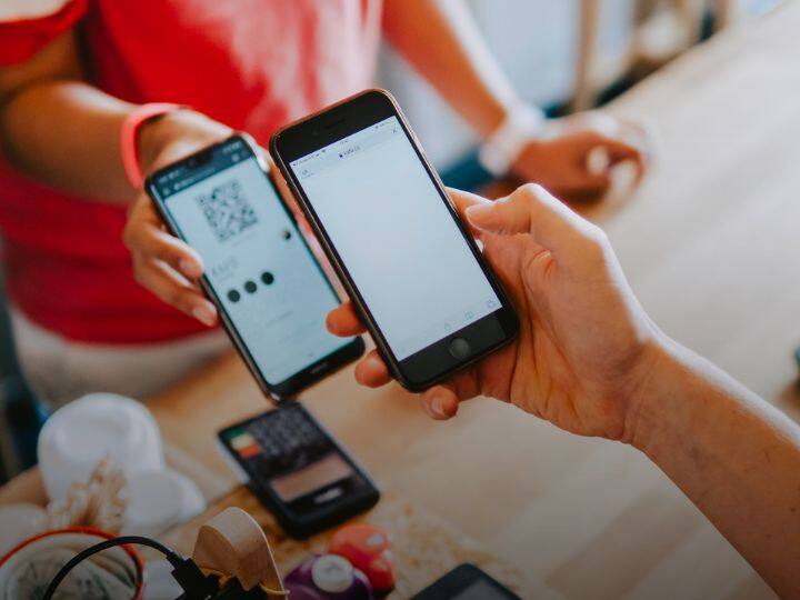 अगर आपने गलती से किसी और नंबर्स या अकाउंट पर पैसे भेज दिए हैं तो आप 48 घंटे के भीतर अपने पैसे वापस ले सकते हैं