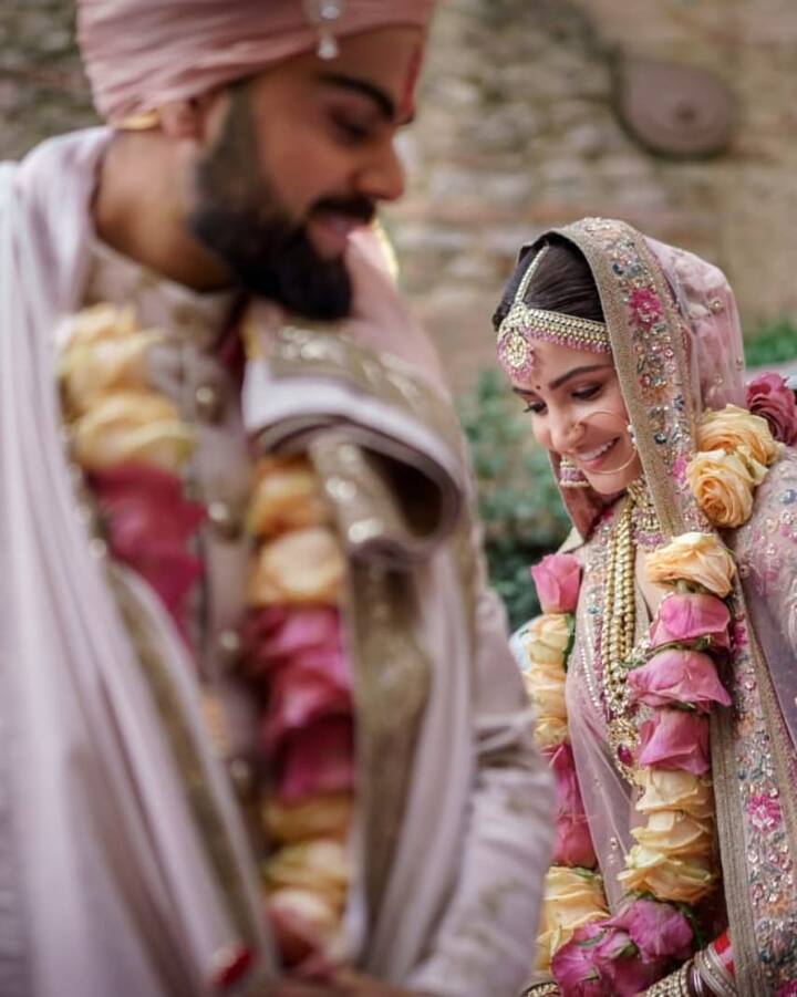 अपनी शादी में विराट और अनुष्का बेहद खूबसूरत लग रहे थे. अपनी शादी में अनुष्का और विराट ने सब्यसाची के डिजाइन किए आउटफिट्स पहने थे.