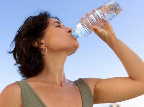 ਜਣੇਪੇ ਤੋਂ ਬਾਅਦ ਤੁਹਾਨੂੰ ਰੋਜ਼ਾਨਾ 3-4 ਲੀਟਰ ਪਾਣੀ ਪੀਣਾ ਚਾਹੀਦਾ ਹੈ। ਜੇਕਰ ਤੁਸੀਂ ਆਪਣੇ ਬੱਚੇ ਨੂੰ ਦੁੱਧ ਚੁੰਘਾਉਂਦੇ ਹੋ, ਤਾਂ ਤੁਹਾਡੇ ਲਈ ਰੋਜ਼ਾਨਾ 3-4 ਲੀਟਰ ਪਾਣੀ ਪੀਣਾ ਬਹੁਤ ਜ਼ਰੂਰੀ ਹੈ ਕਿਉਂਕਿ ਮਾਂ ਦੇ ਦੁੱਧ ਵਿੱਚ 80% ਪਾਣੀ ਹੁੰਦਾ ਹੈ।