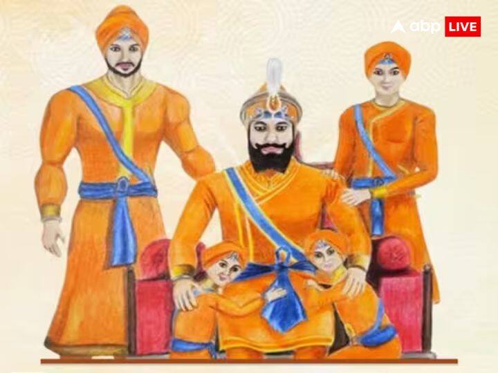 1699 में गुरू गोबिंद सिंह जी ने खालसा नामक सेना का गठन किया. जिसका मिशन लोगों को उत्पीड़न से बचाना था. मुगल साम्राज्य ने लिए खालसा खतरा थे. 17वीं शताब्दी में आनंदपुर साहिब से सिखों को निकाले की कोशिश की गई, लेकिन असफल रहे. कुछ समय बाद 1704 में सिखों को किला छोड़ना पड़ा.