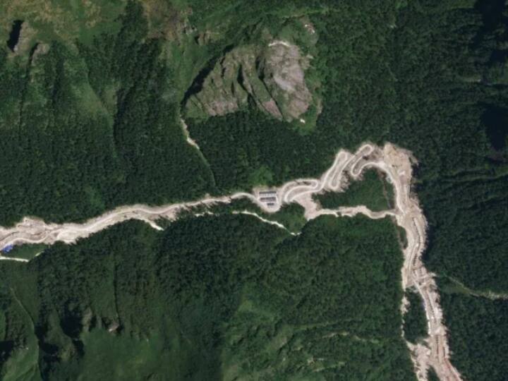 सितंबर,2021 की सैटेलाइट तस्वीरों से पता चलता है कि चीन के पास जकारलुंग घाटी में एक निर्माणाधीन बस्ती और एक सड़क है. वहीं एनडीटीवी की रिपोर्ट के अनुसार, ताजा सैटेलाइट तस्वीरों में दिखता है कि चीन ने दो ही साल में जकरलुंग घाटी में अपनी मौजूदगी बढ़ाई है. पिछले हफ़्ते 7 दिसंबर की तस्वीरों में इस क्षेत्र में 129 इमारतें देखी गई हैं., जो रिहायशी क्वार्टर लगते हैं. ये सब कुछ अगस्त 2021 में अस्तित्व में नहीं था.