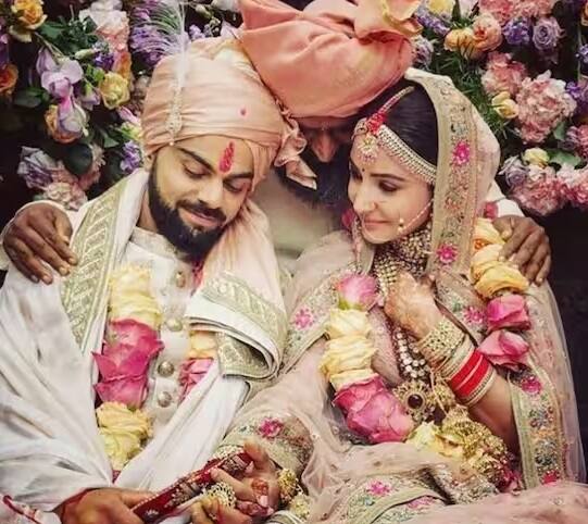 Anushka-Virat Wedding Album: બોલિવૂડ એક્ટ્રેસ અનુષ્કા શર્મા અને ભારતીય ક્રિકેટર વિરાટ કોહલી આજે તેમના લગ્નની છઠ્ઠી વેડિંગ એનિવર્સરી સેલિબ્રેટ કરી રહ્યા છે. આવો જોઈએ આ પ્રસંગે કપલના લગ્નનો આલ્બમ.